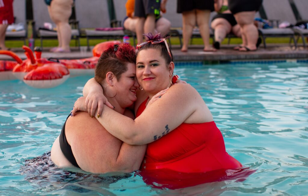 To store piger i en pool